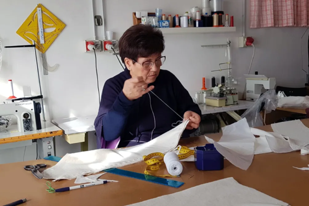 Carmela al lavoro nella sartoria